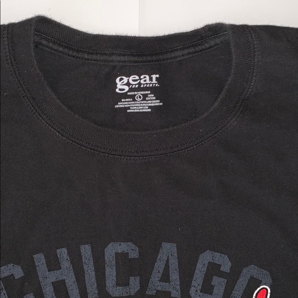🔥 Gear For Sports Chicago Blackhawks Hockey Tee - Picture 2 of 3